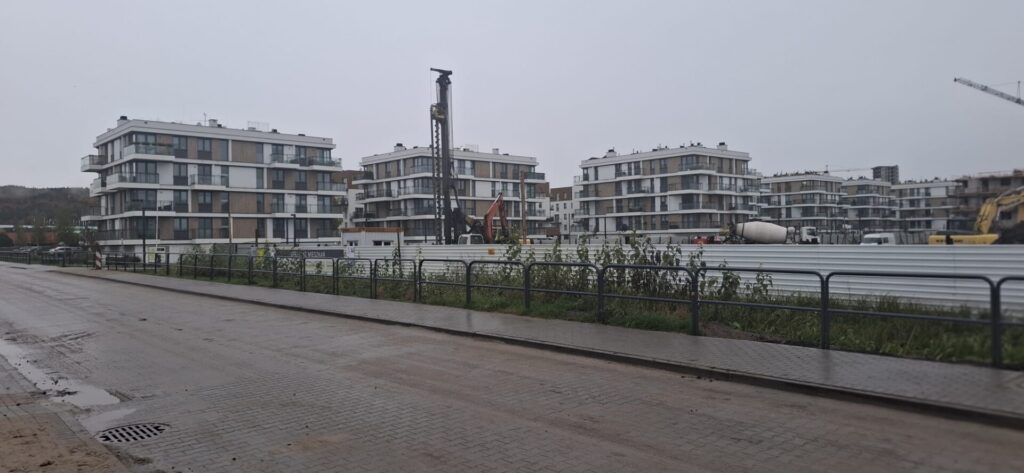 Ciąg pieszy przy inwestycji mieszkaniowej