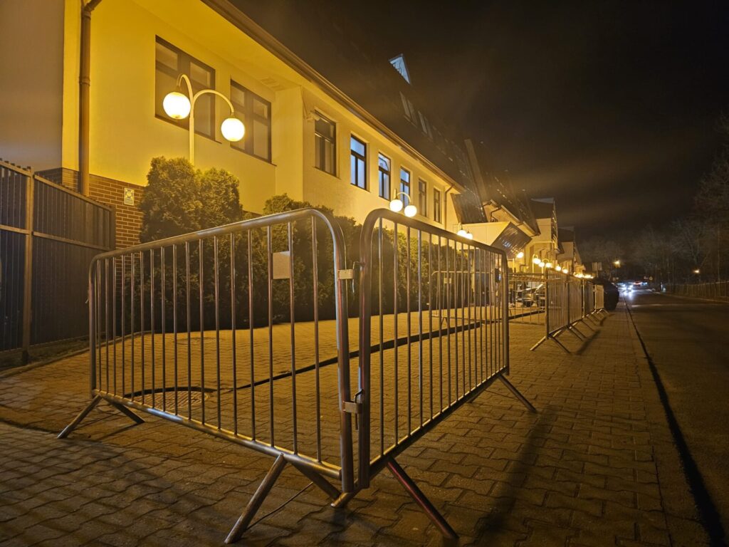Wyłączony parking przed budynkiem